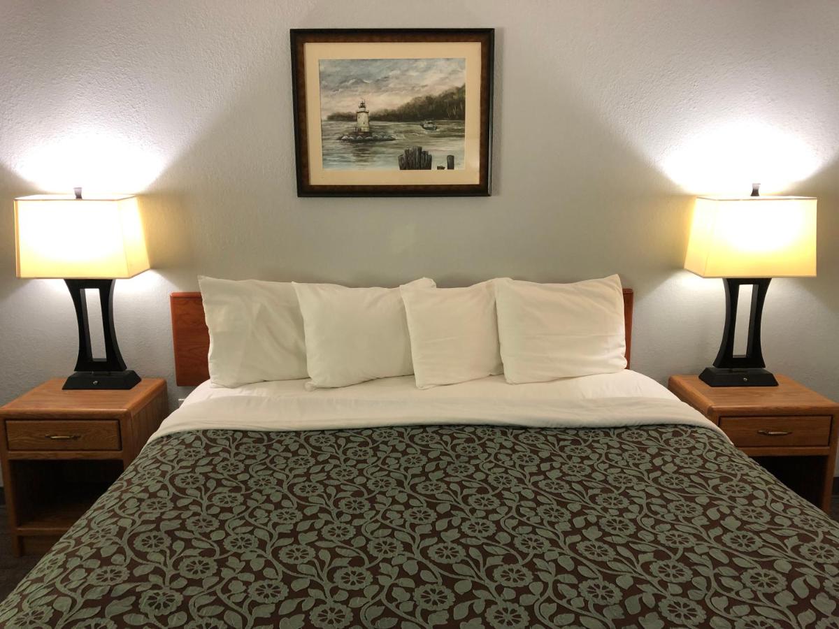 Deluxe King Room - Non-Smoking at Days Inn by Wyndham Iron Mountain