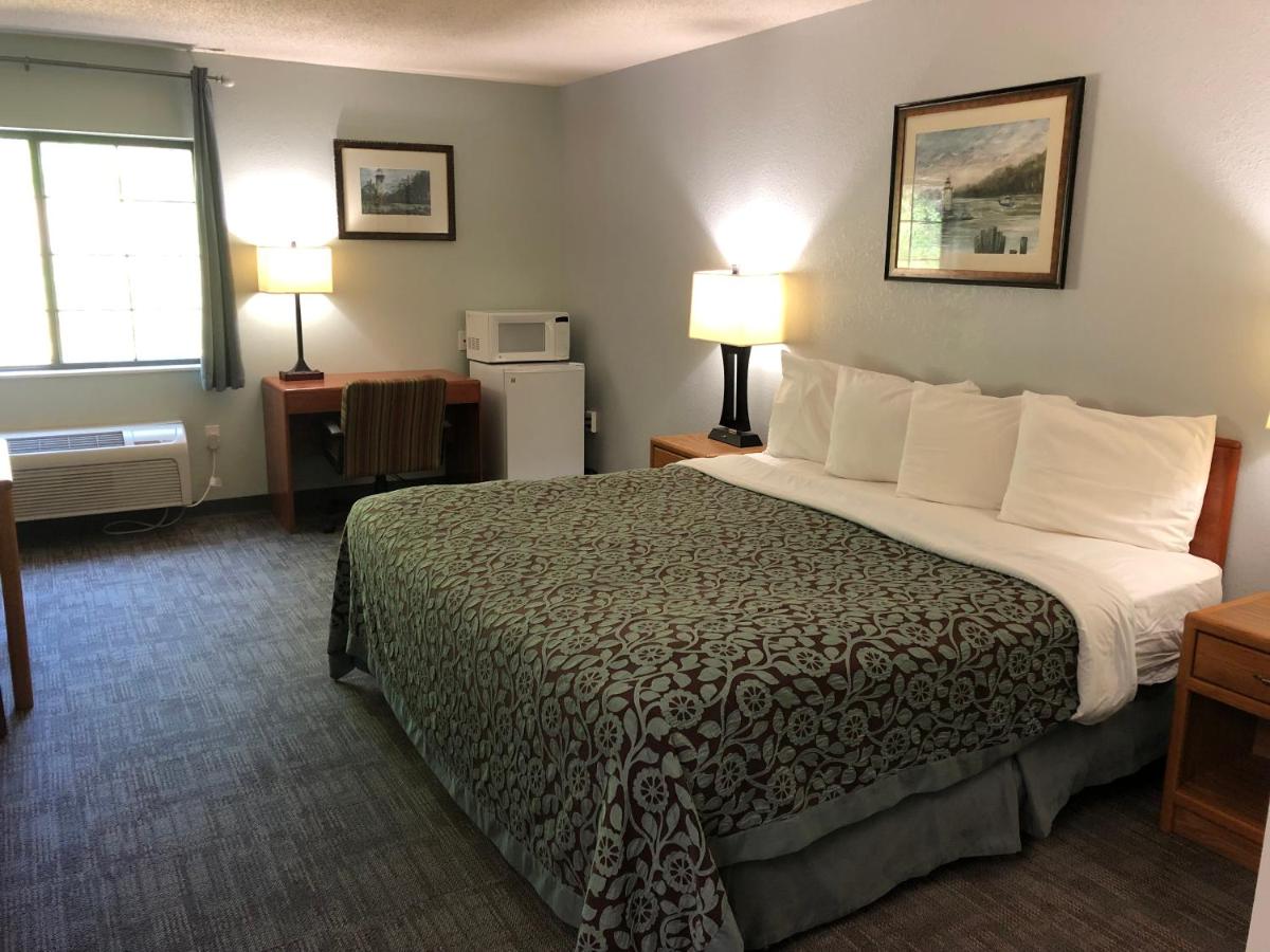 Deluxe King Room - Non-Smoking at Days Inn by Wyndham Iron Mountain