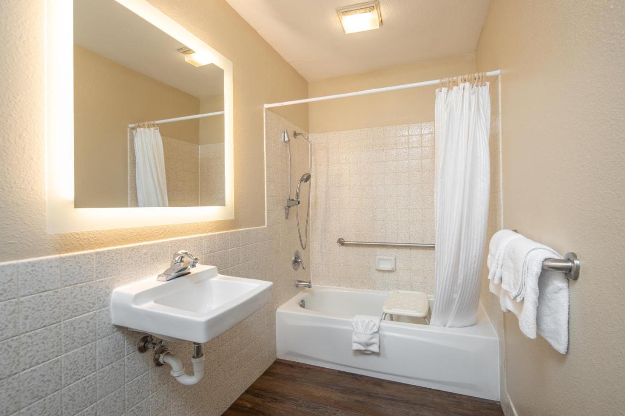 Queen Room with Bath Tub - Disability Access at SureStay Hotel by Best Western Fairfield Napa Valley