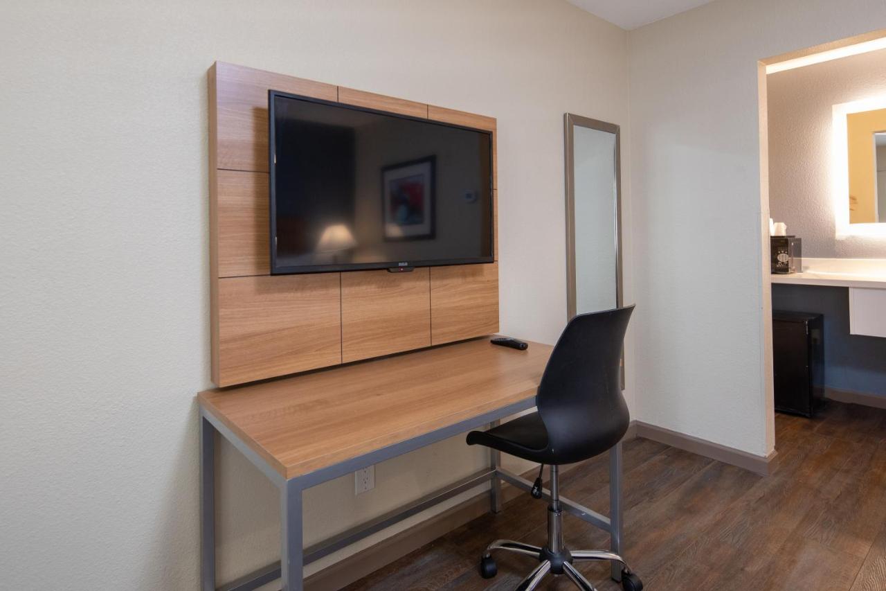 Queen Room at SureStay Hotel by Best Western Fairfield Napa Valley