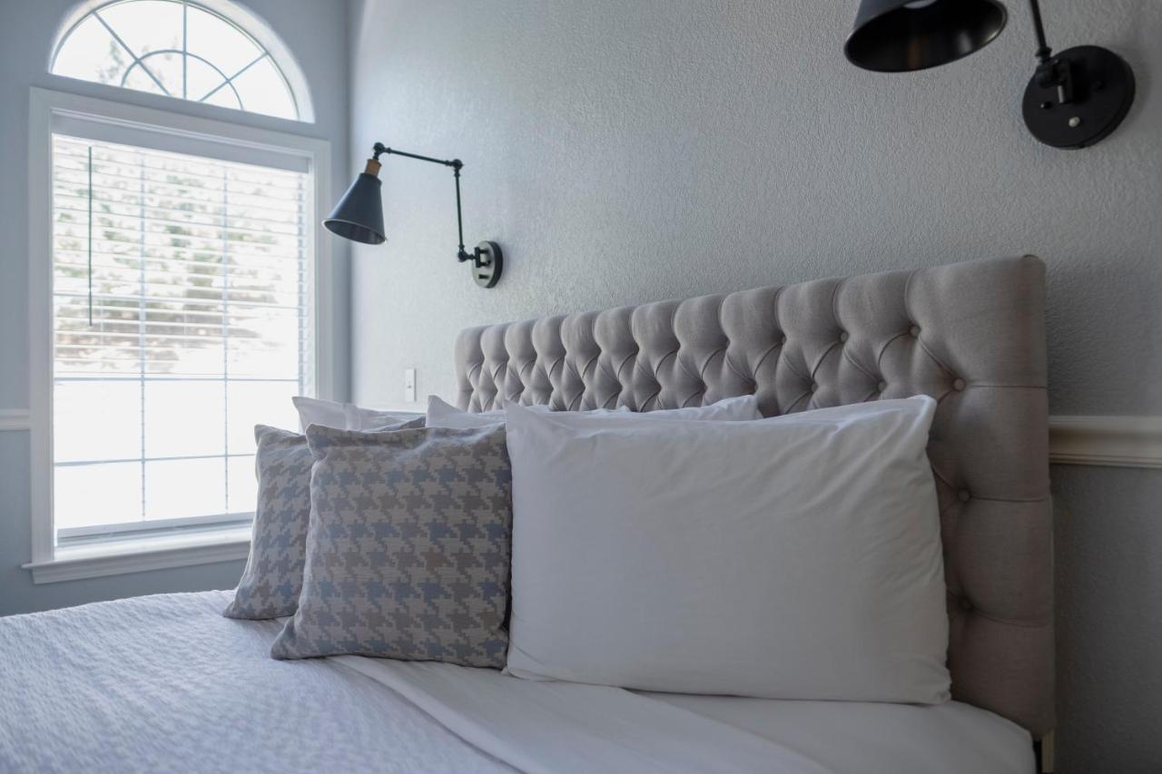  | Hounds Tooth Inn