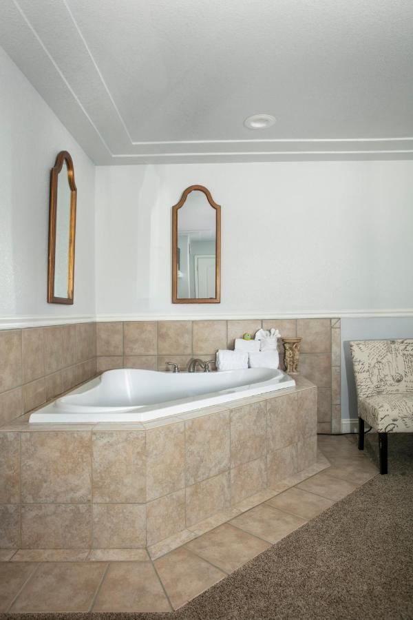 | Hounds Tooth Inn