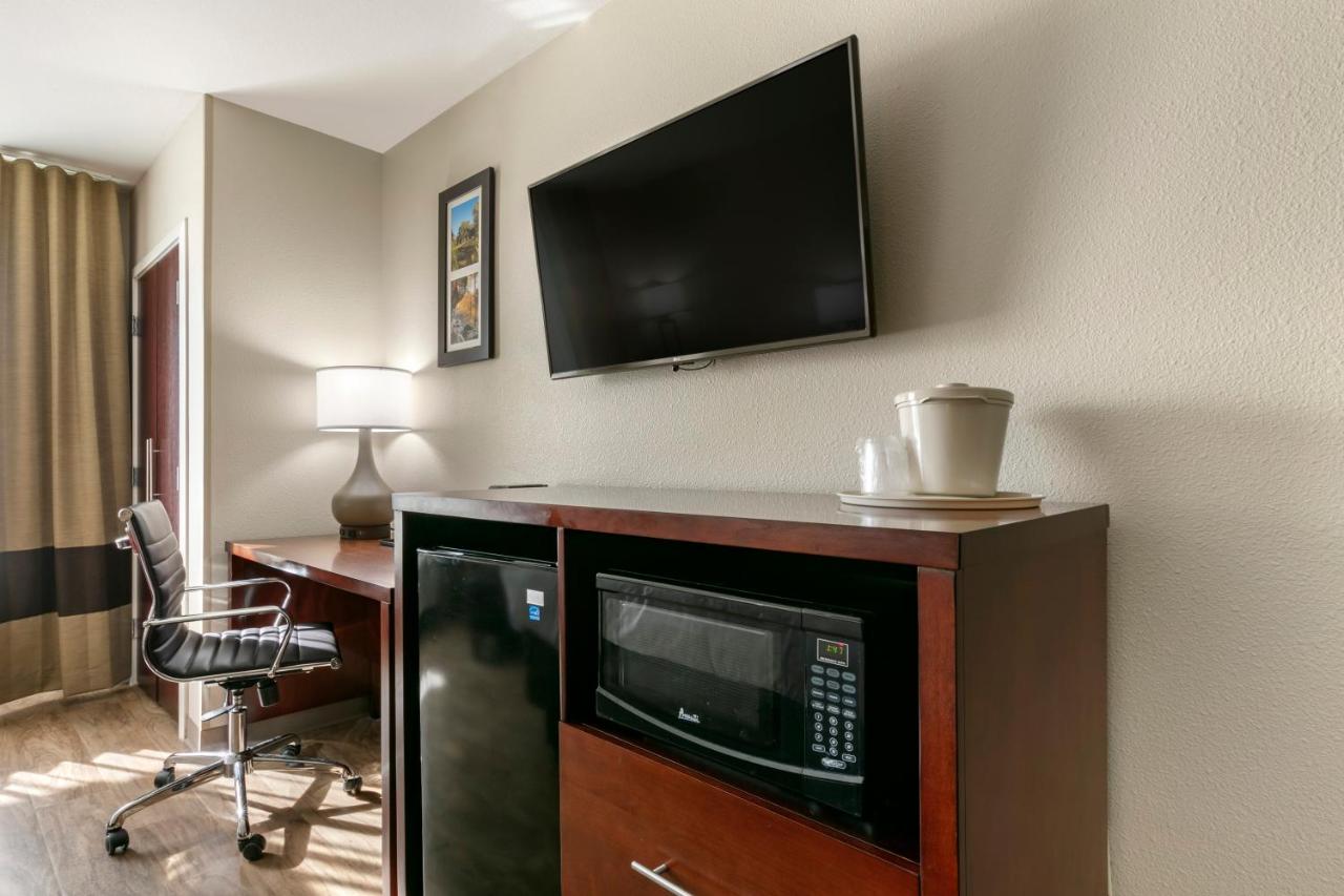 King Room - Non-Smoking at Comfort Inn & Suites Van Buren - Fort Smith