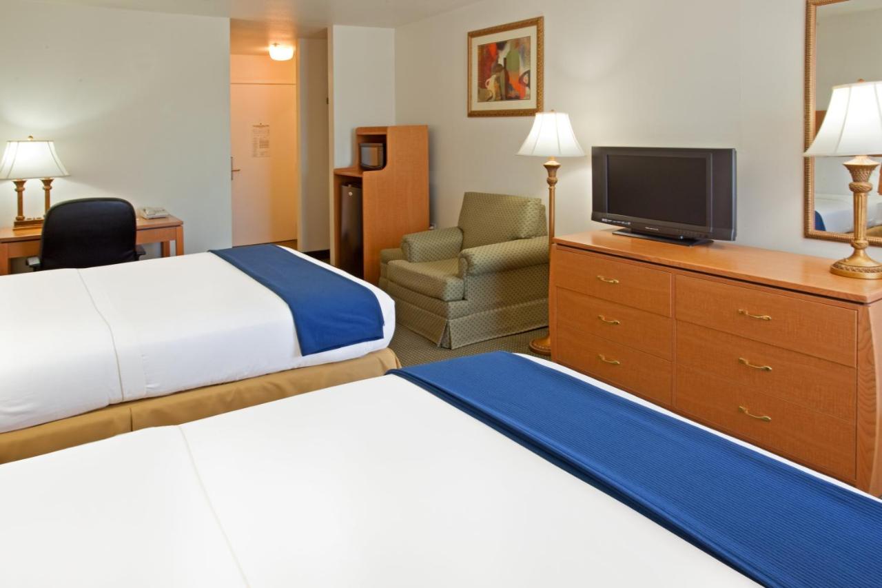 | Holiday Inn Express Hotel & Suites Columbus, an IHG Hotel