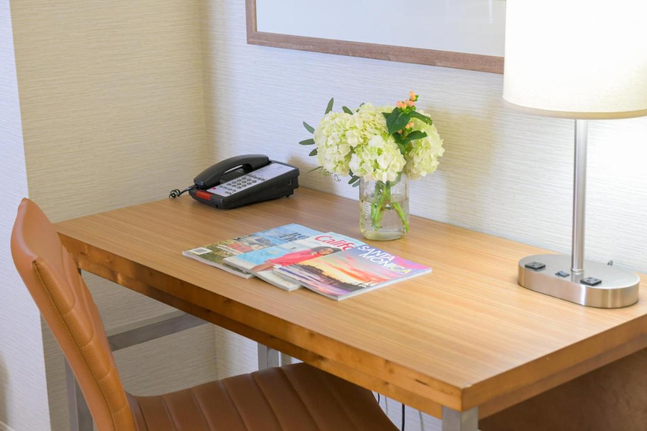 | Gateway Hotel Santa Monica