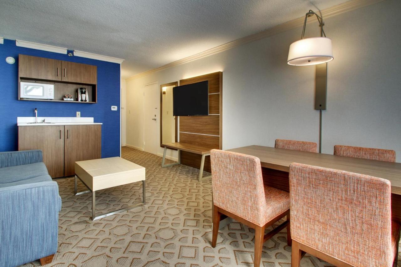 King Suite with Spa Bath at Holiday Inn Express Poughkeepsie by IHG