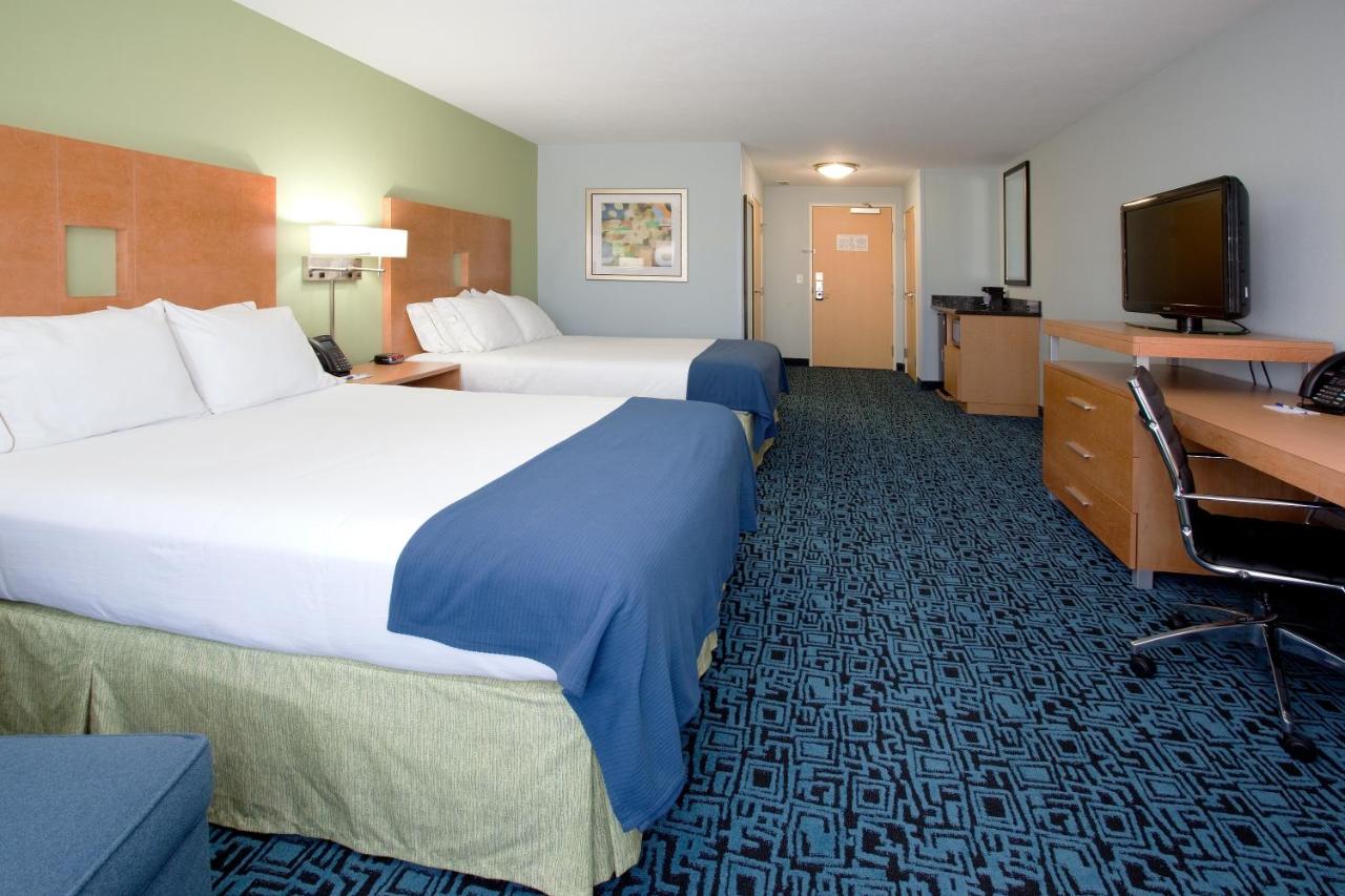 Standard Queen Room with Two Queen Beds at Holiday Inn Express Hotel & Suites ROCK SPRINGS GREEN RIVER by IHG