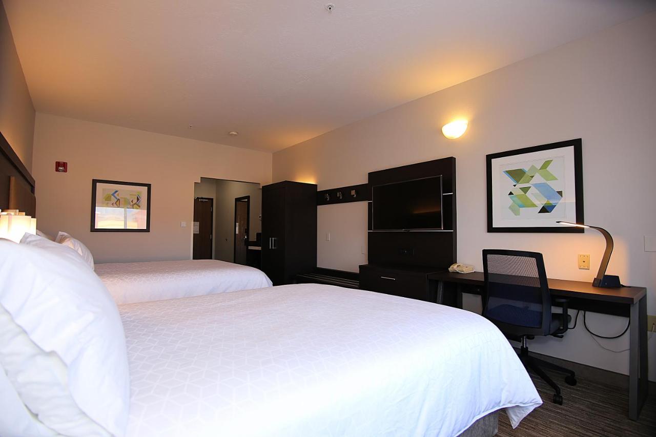 Queen Room with Two Queen Beds - Mobility Access/Non-Smoking at Holiday Inn Express & Suites Ashland by IHG