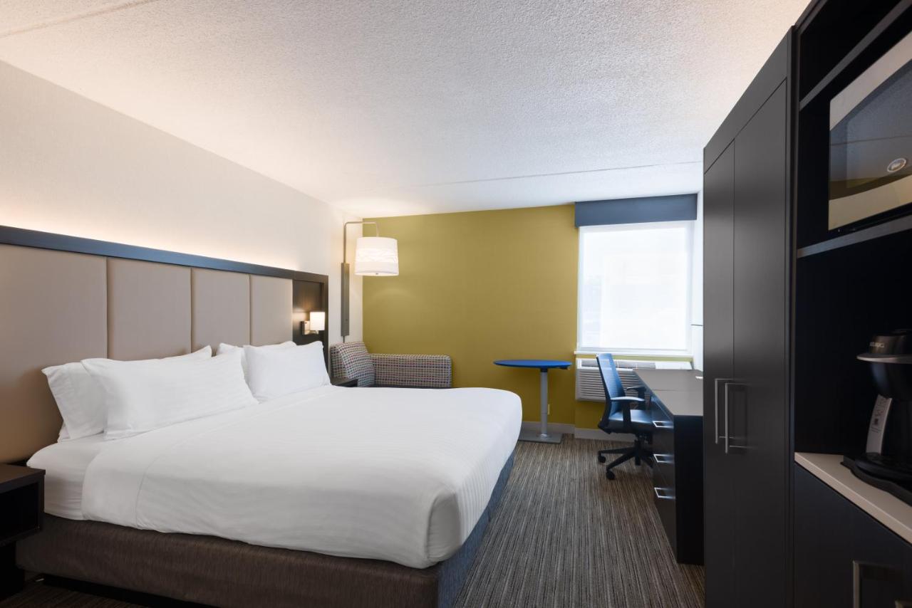 King Room at Holiday Inn Express Ramsey-Mahwah by IHG