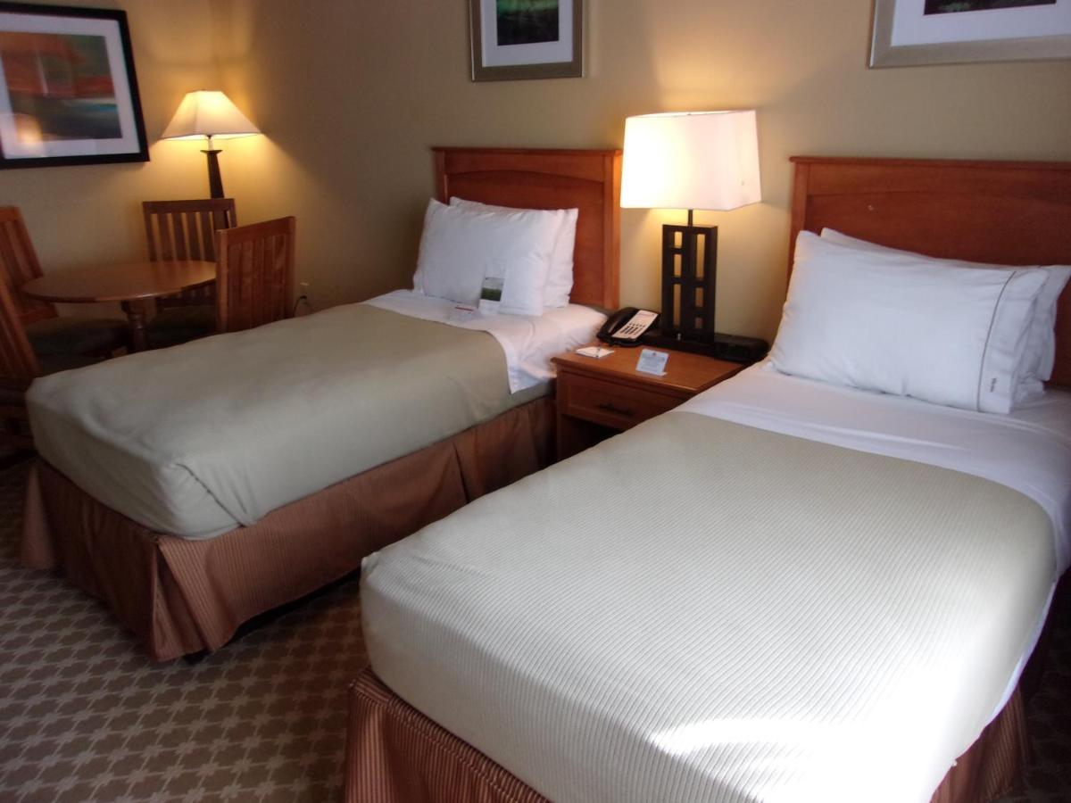 Family Suite at Holiday Inn Express & Suites Chicago West-Roselle by IHG