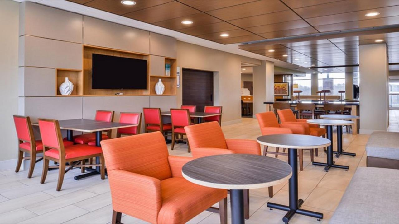 | Holiday Inn Express & Suites - Parkersburg East, an IHG Hotel