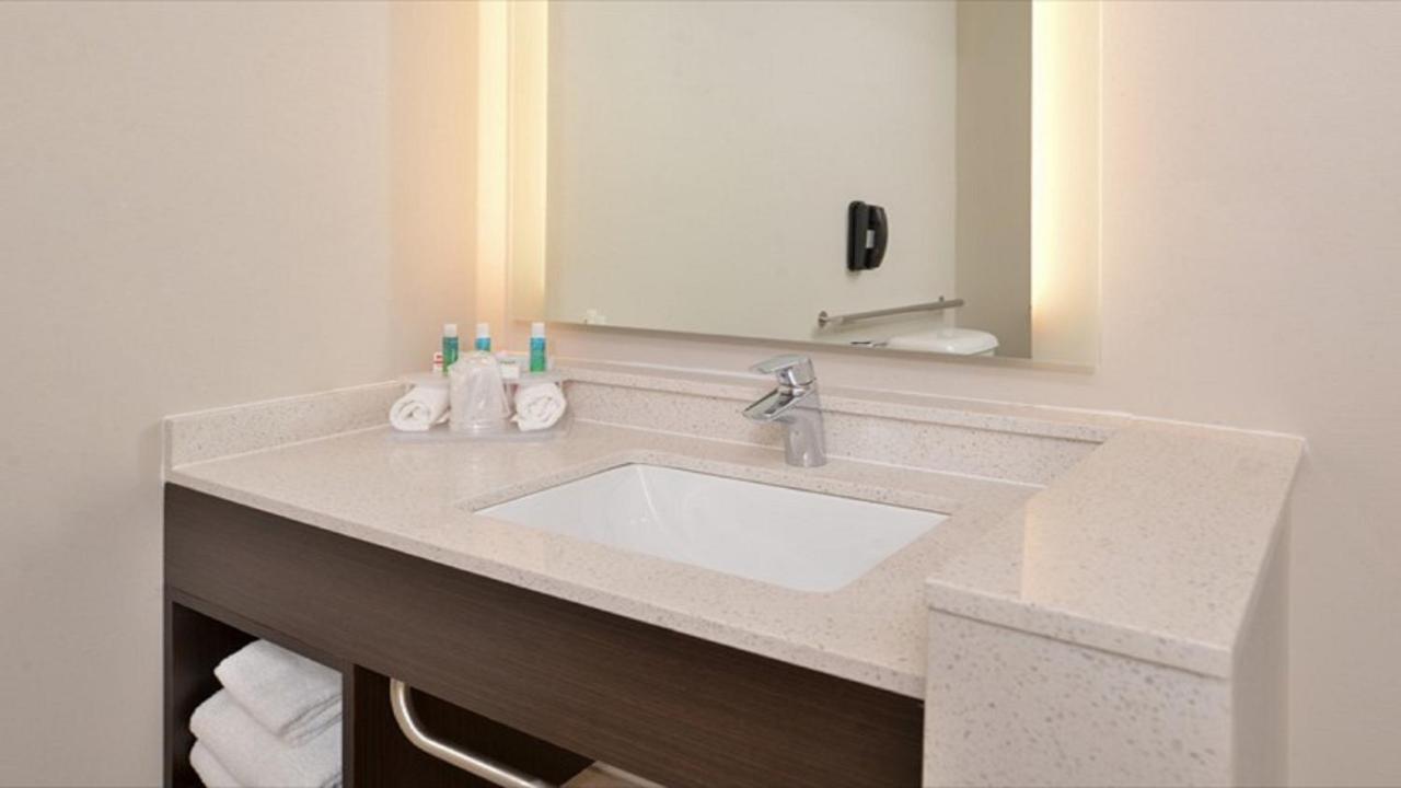 | Holiday Inn Express & Suites - Parkersburg East, an IHG Hotel