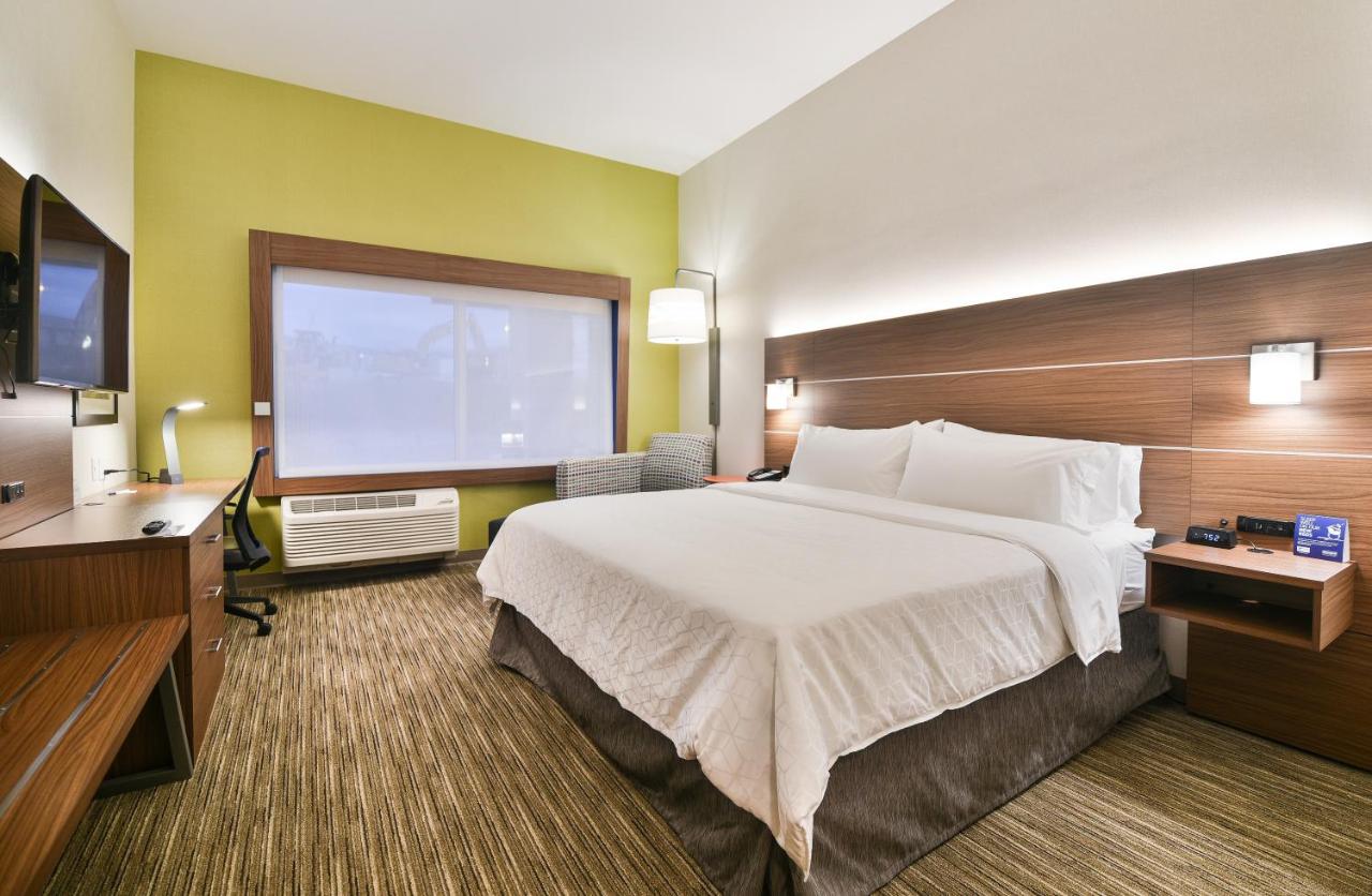 Deluxe King Room - Mobility Access Roll in Shower/Non-Smoking at Holiday Inn Express and Suites-Lehi - Thanksgiving Point by IHG