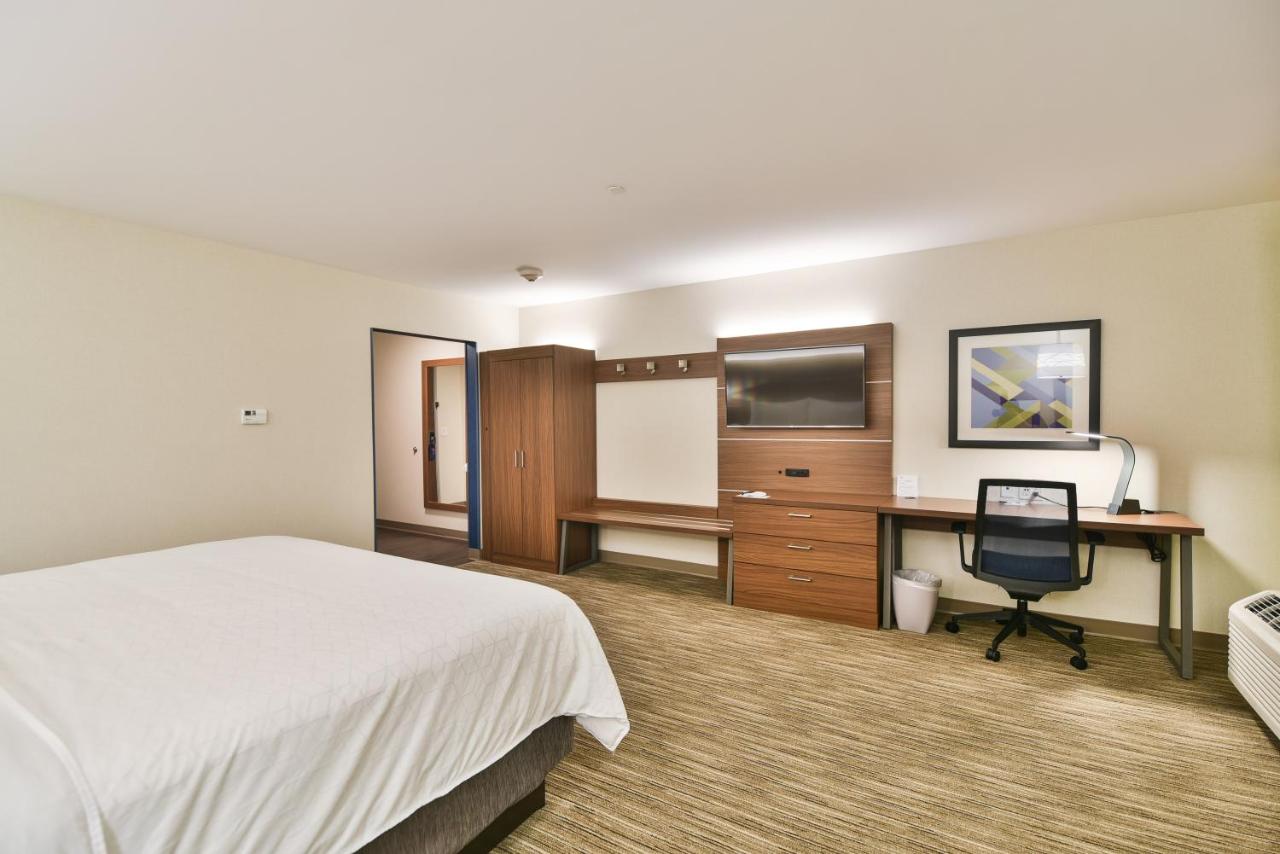 Deluxe King Room - Mobility Access Roll in Shower/Non-Smoking at Holiday Inn Express and Suites-Lehi - Thanksgiving Point by IHG