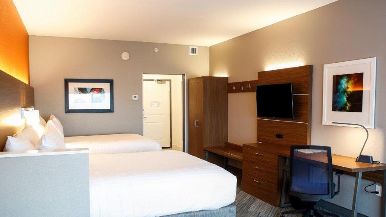 Queen Suite at Holiday Inn Express & Suites Louisville Downtown by IHG