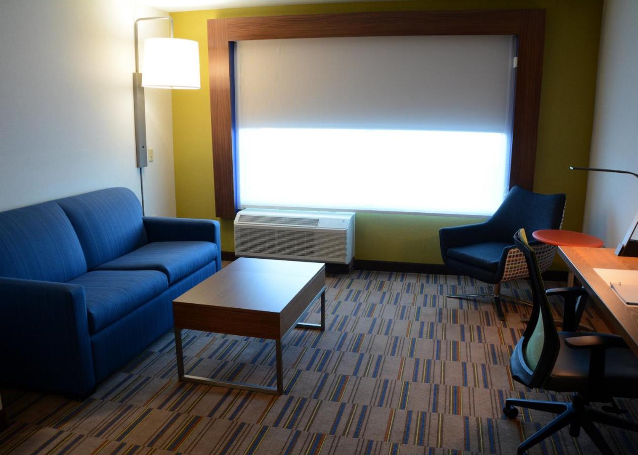 King Suite - Non-Smoking at Holiday Inn Express & Suites Pittsburgh - Monroeville by IHG