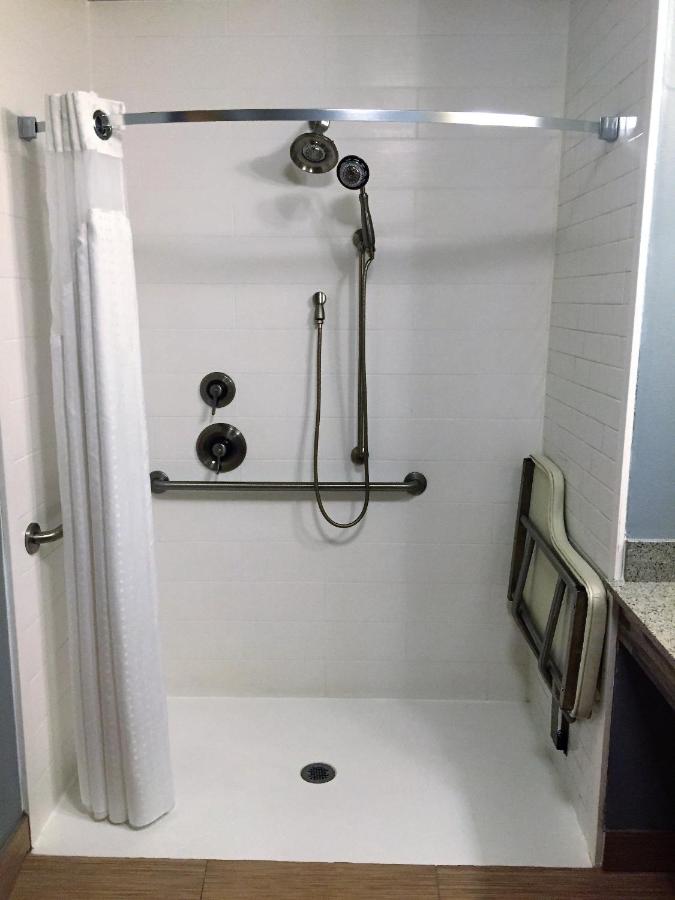 Queen Room with Roll in Shower - Hearing Accessible/Non-Smoking at Holiday Inn Express & Suites Perry-National Fairground Area, an IHG Hotel
