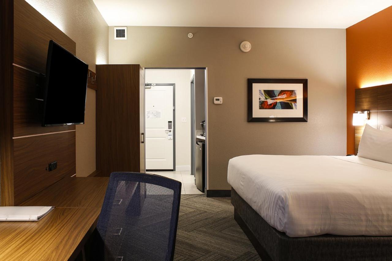 King Room at Holiday Inn Express & Suites Louisville Downtown by IHG