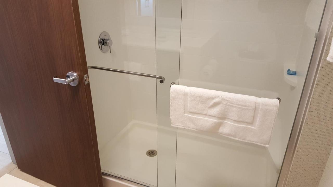 King Suite at Holiday Inn Express & Suites Oswego by IHG