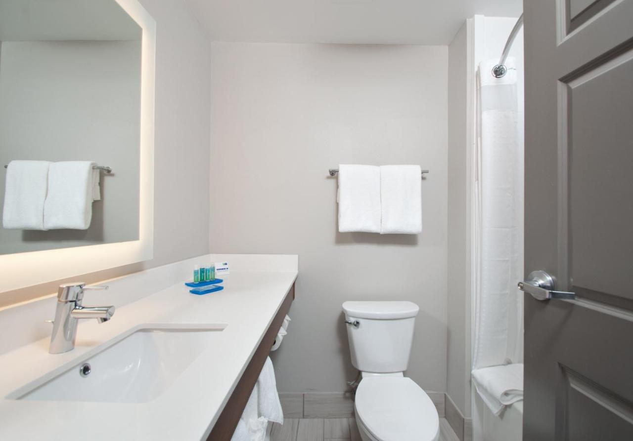 Suite - Disability Access Tub/Non-Smoking at Holiday Inn Express Quantico - Stafford by IHG