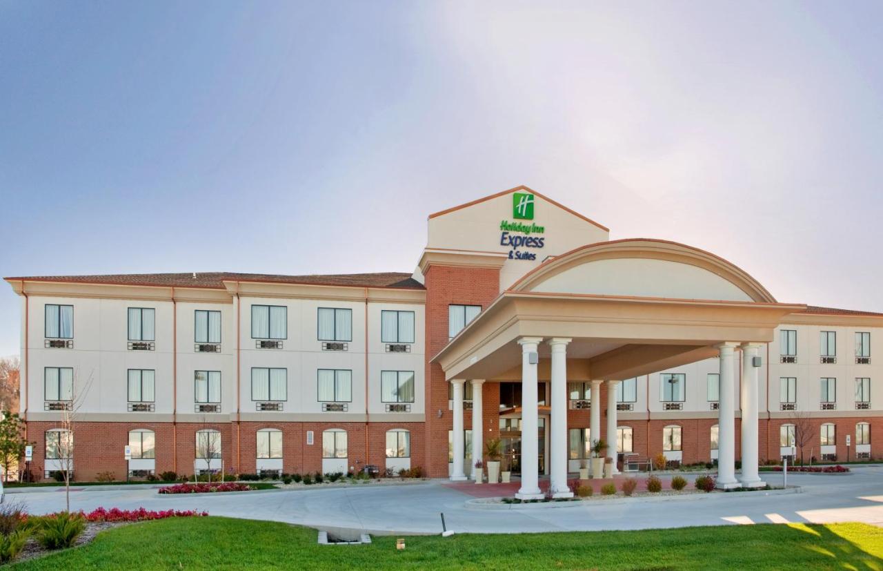  | Holiday Inn Express Hotel and Suites St. Charles