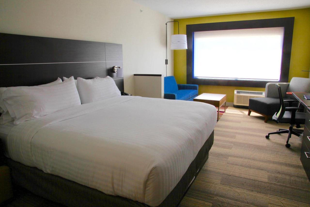 King Suite at Holiday Inn Express & Suites Oswego by IHG