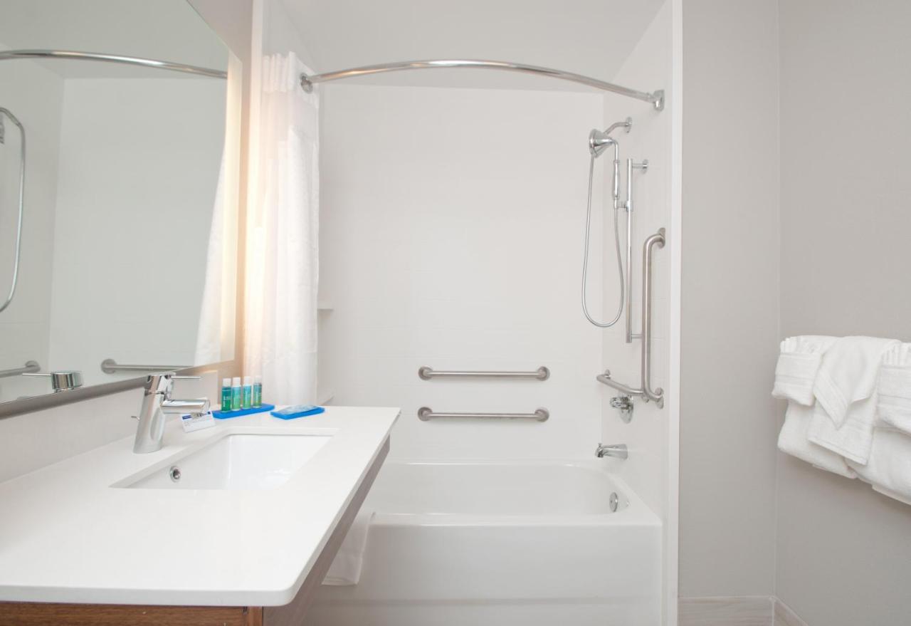 Executive King Room - Disability Access Tub/Non-Smoking at Holiday Inn Express Quantico - Stafford by IHG