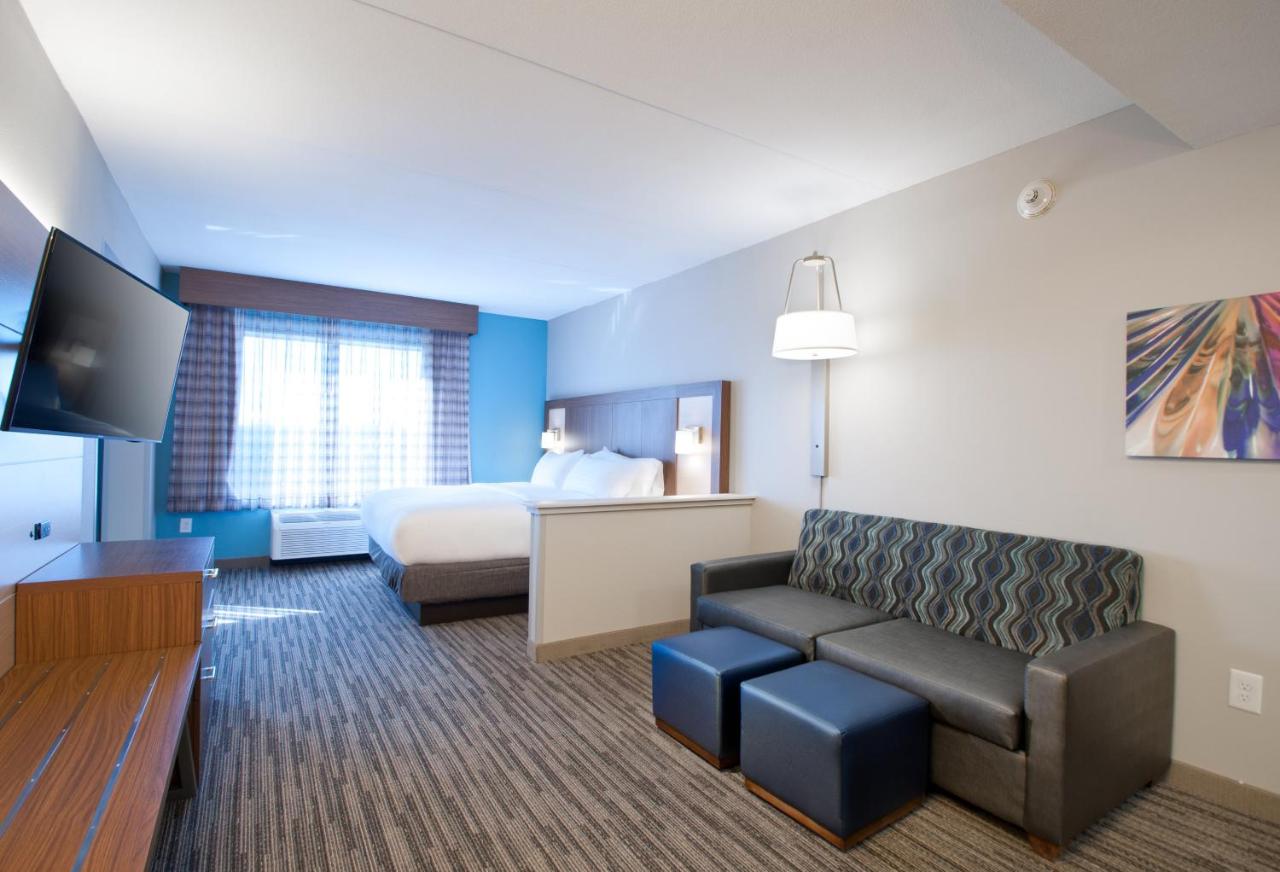 Deluxe Suite - Mobility Accessible - Non-Smoking at Holiday Inn Express Quantico - Stafford by IHG