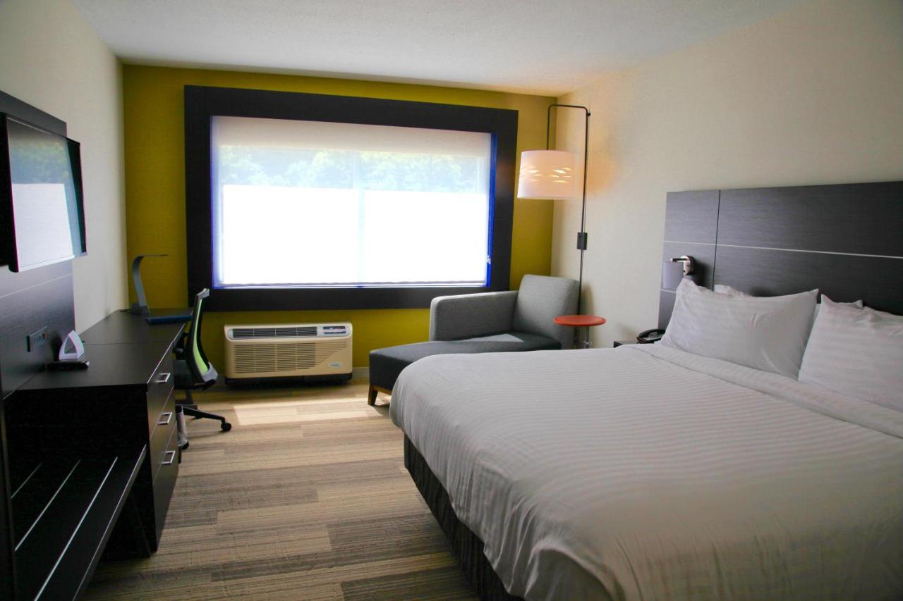 Superior King Room at Holiday Inn Express & Suites Oswego by IHG