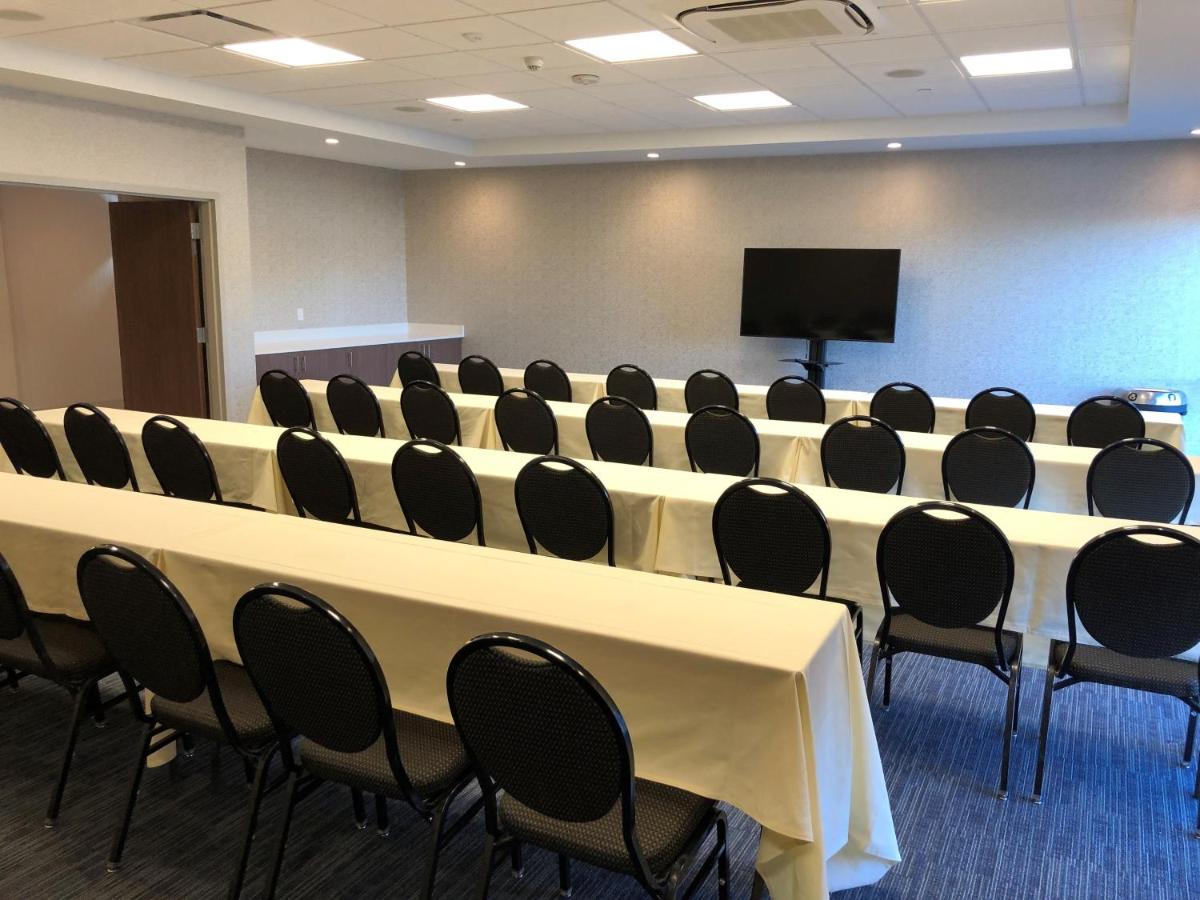 | Holiday Inn Express & Suites Springfield North, an IHG Hotel