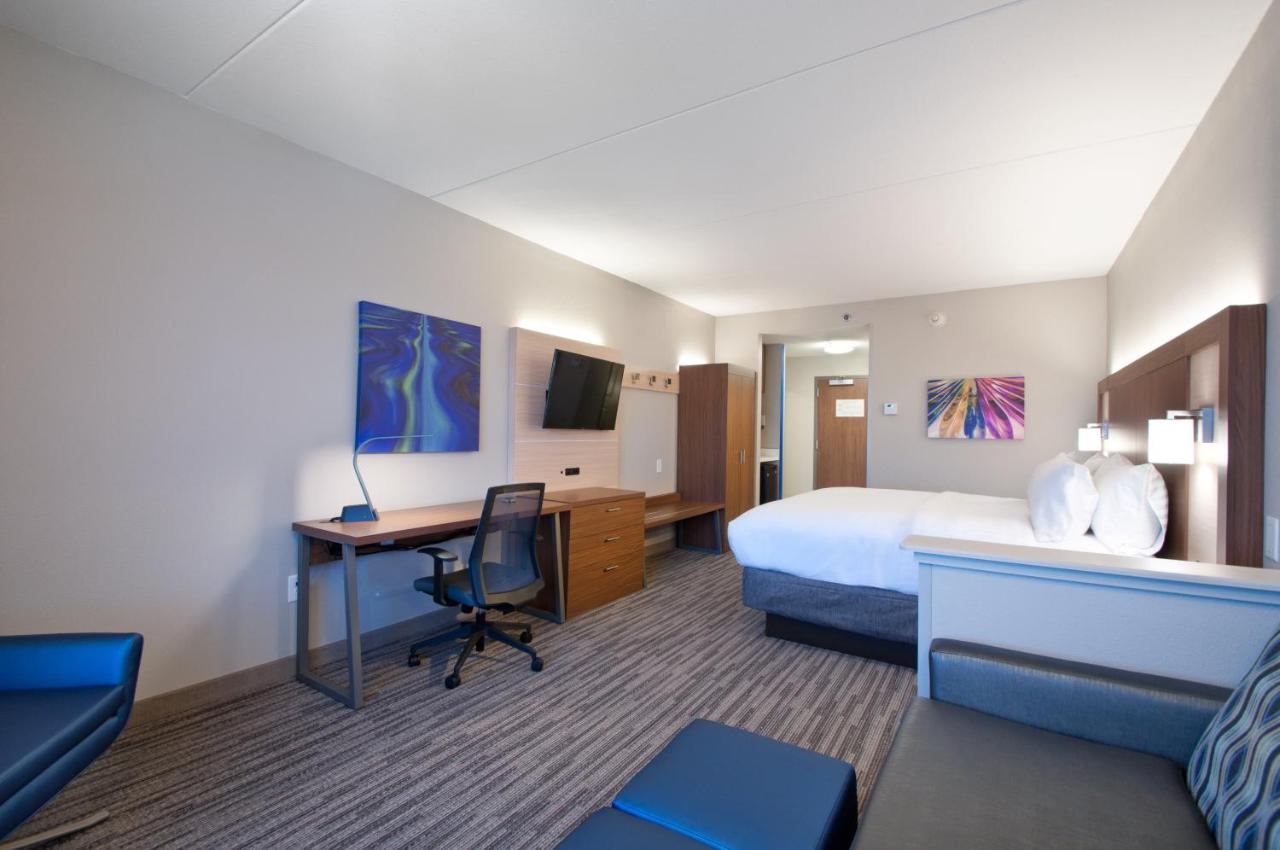 Suite - Disability Access Tub/Non-Smoking at Holiday Inn Express Quantico - Stafford by IHG