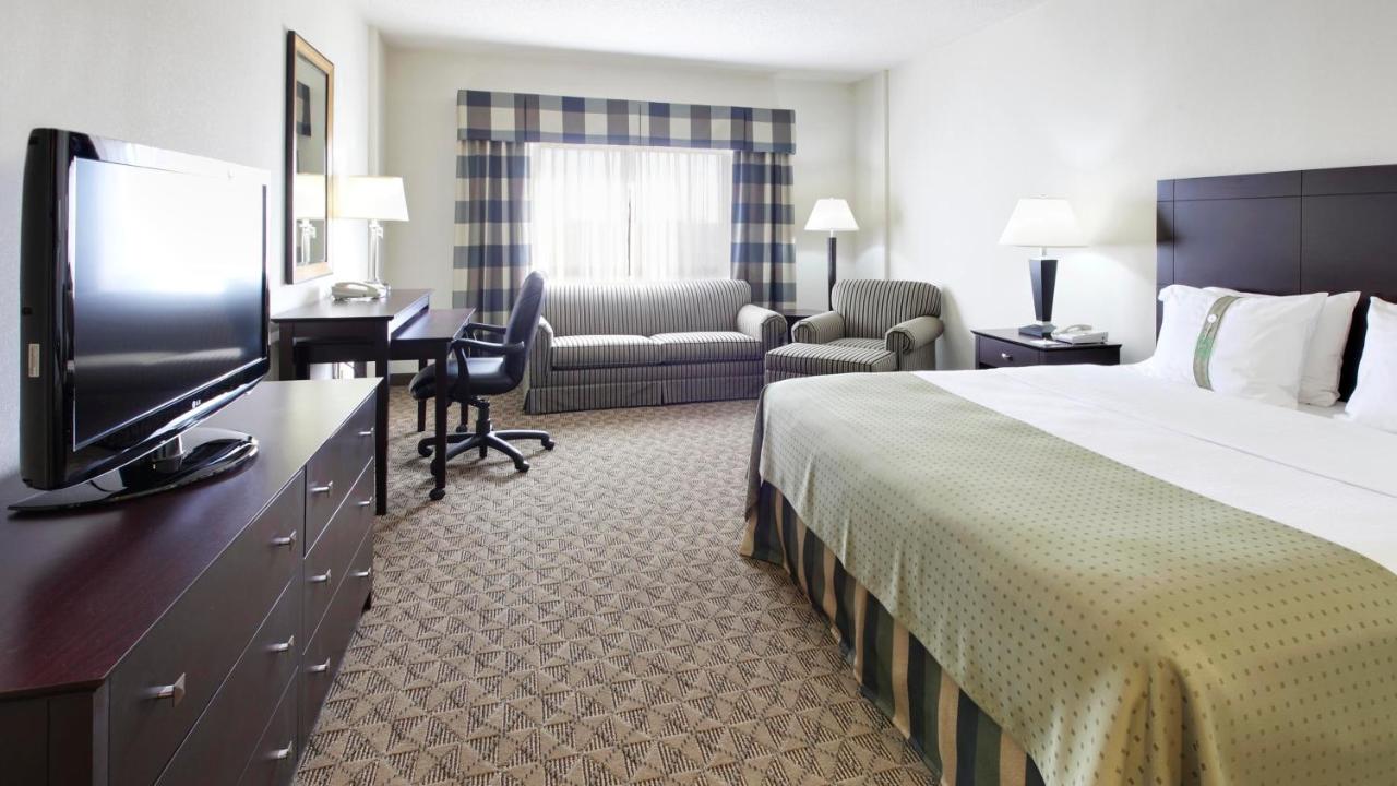 King Hear Mobility Access Tub - Non-Smoking at Holiday Inn Springdale/Fayetteville Area, an IHG Hotel
