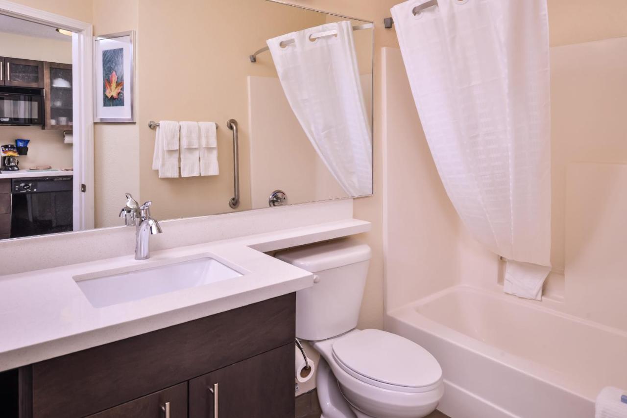 | Candlewood Suites Kansas City, an IHG Hotel