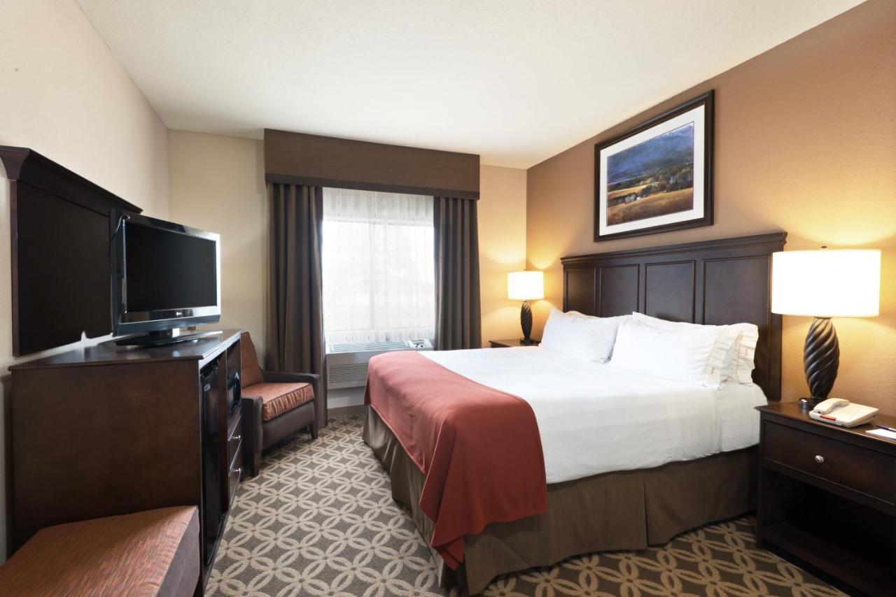 Deluxe King Room - Non-Smoking at Holiday Inn Express Show Low by IHG