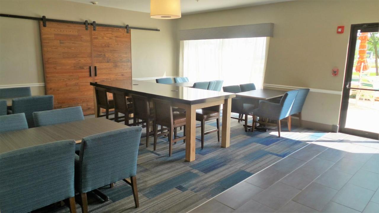| Holiday Inn Express & Suites - Muncie, an IHG Hotel