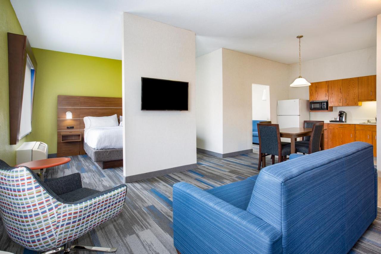 Family Suite at Holiday Inn Express Kansas City - at the Legends by IHG