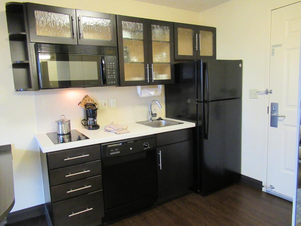 Queen Studio at Candlewood Suites Lake Mary by IHG