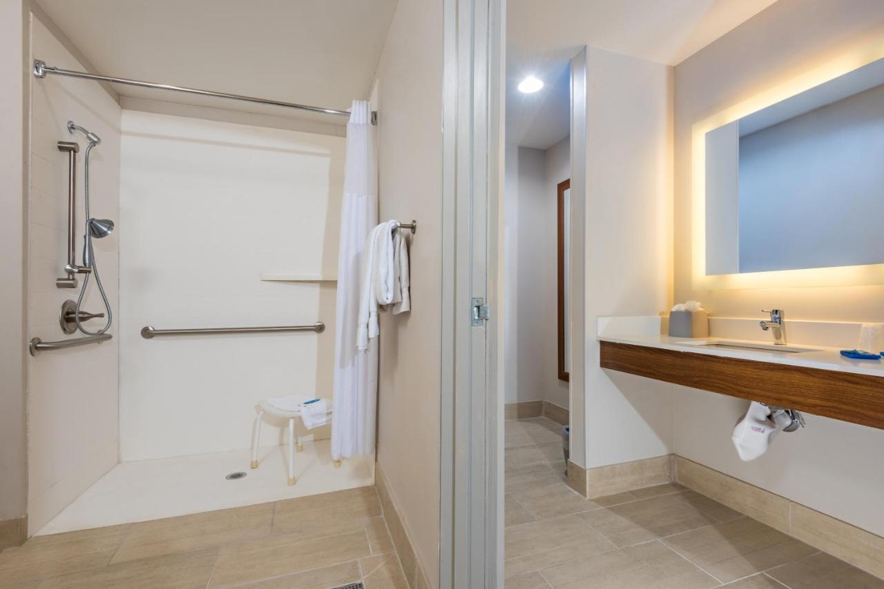  | Holiday Inn Express Peoria North - Glendale, an IHG Hotel