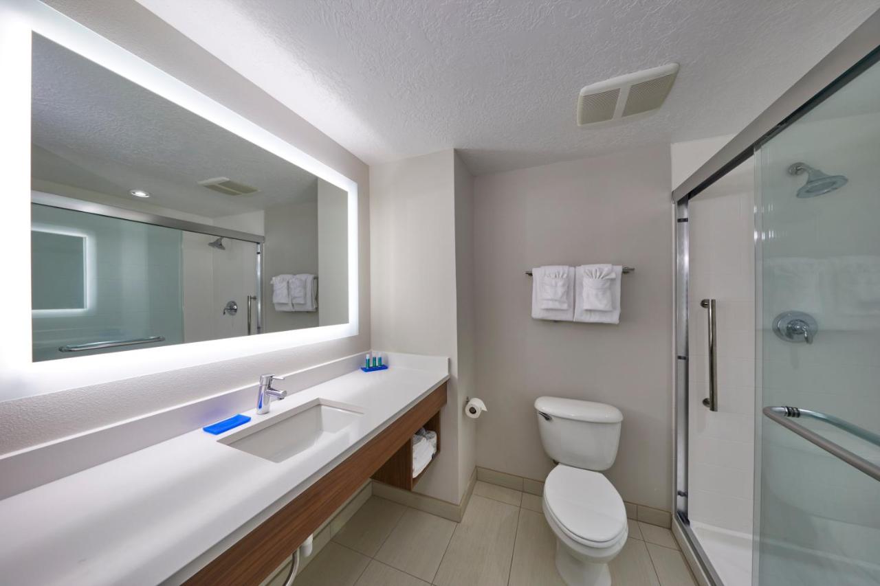 Executive King Suite at Holiday Inn Express Hotel & Suites Medford-Central Point by IHG