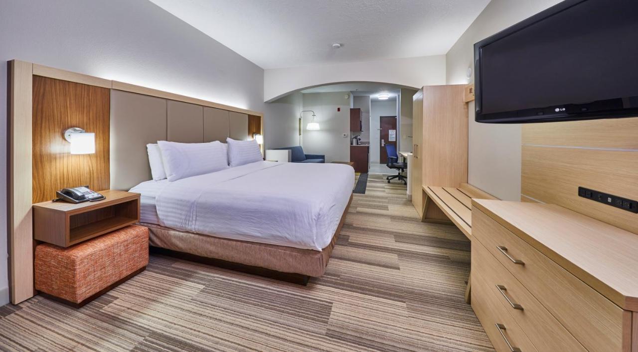 Suite - Mobility Access/Hearing Accessible at Holiday Inn Express Hotel & Suites Medford-Central Point by IHG