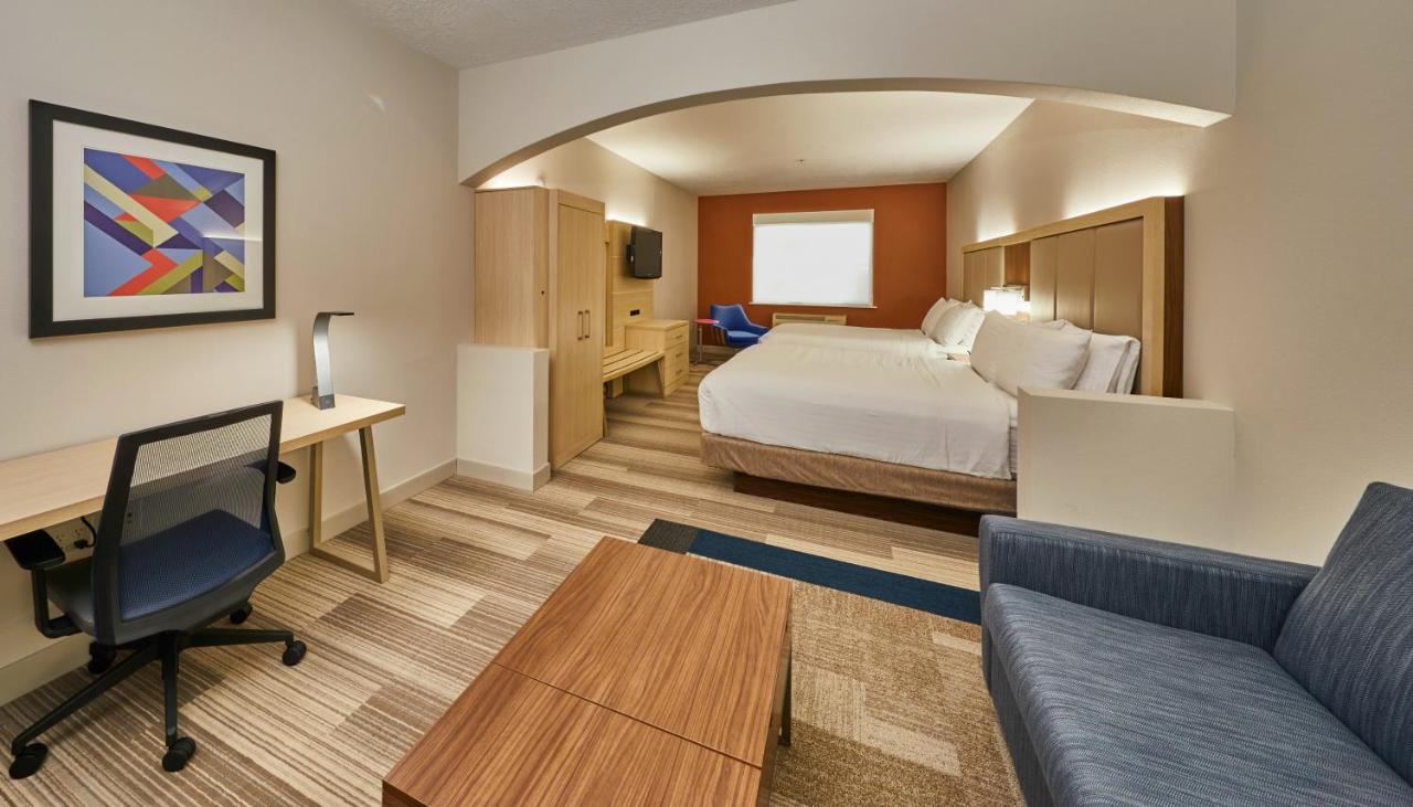 Queen Suite at Holiday Inn Express Hotel & Suites Medford-Central Point by IHG