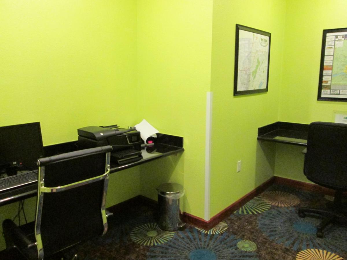 | Holiday Inn Express - Newell-Chester WV, an IHG Hotel