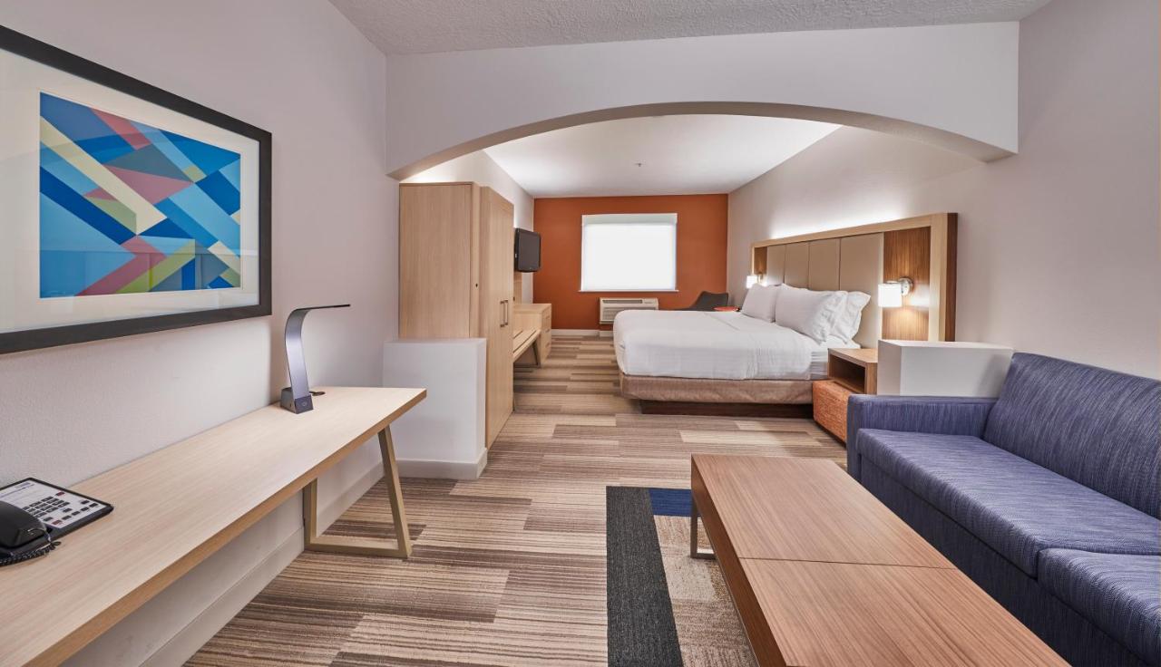 Suite - Mobility Access/Hearing Accessible at Holiday Inn Express Hotel & Suites Medford-Central Point by IHG