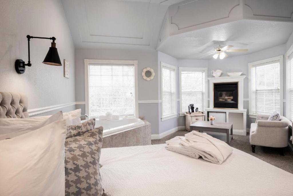 | Hounds Tooth Inn