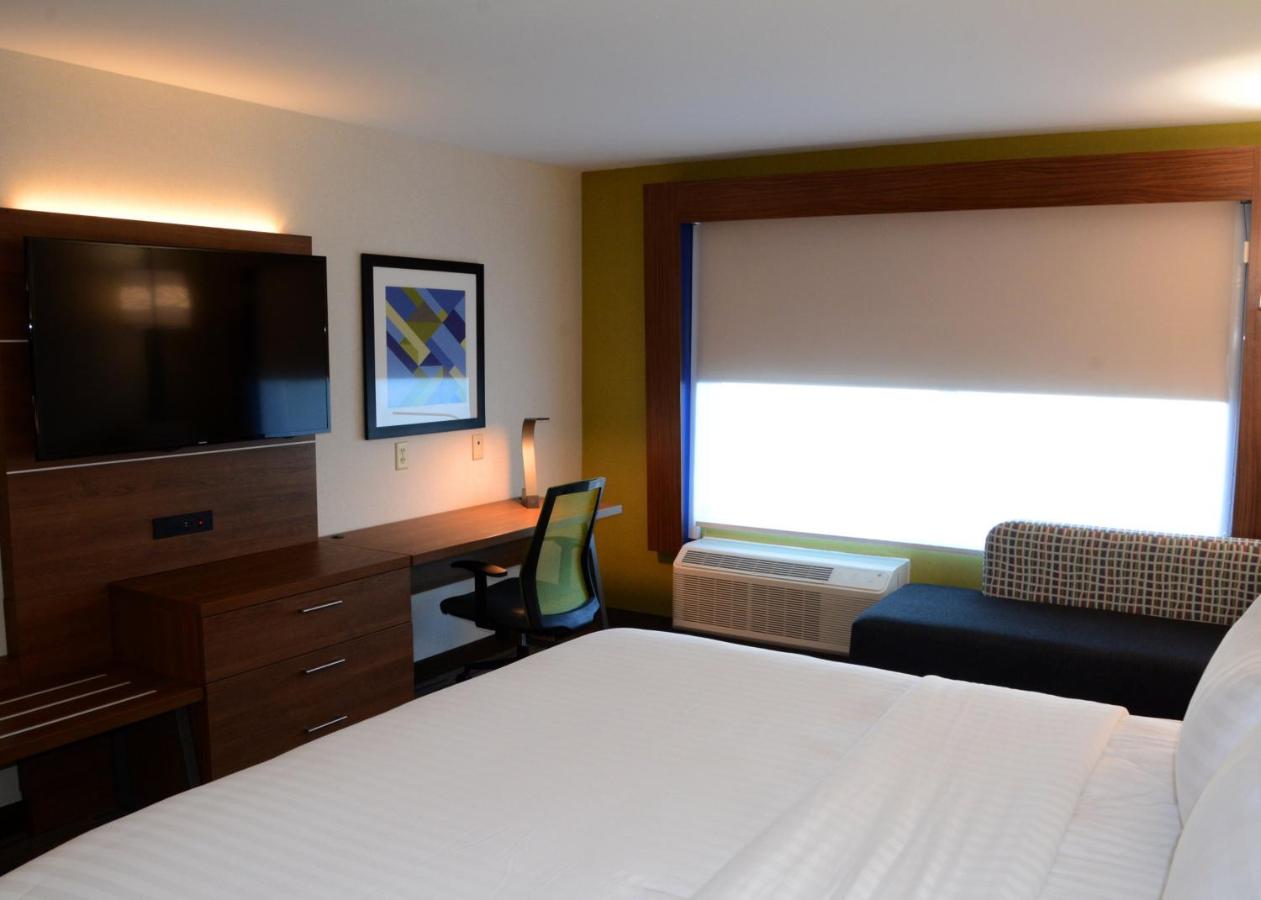 Leisure King Room - Non-Smoking at Holiday Inn Express & Suites Pittsburgh - Monroeville by IHG