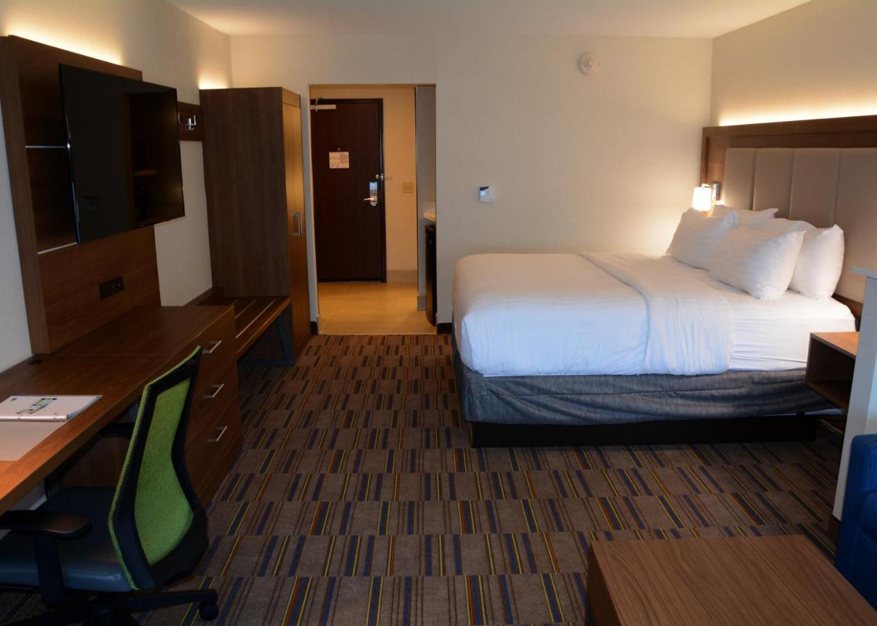 King Suite - Non-Smoking at Holiday Inn Express & Suites Pittsburgh - Monroeville by IHG