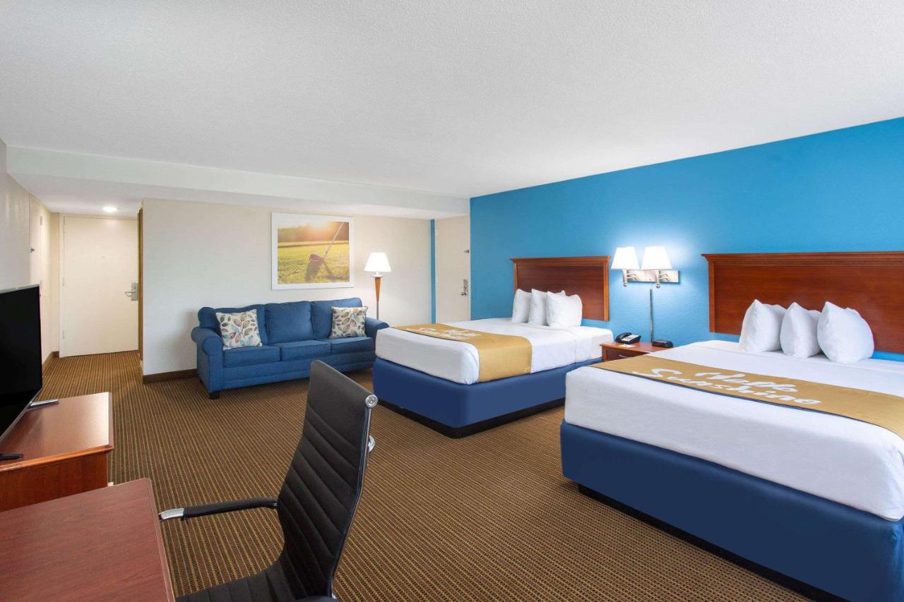Deluxe Queen Suite - Non-Smoking at Days Inn & Suites by Wyndham Tallahassee Conf Center I-10