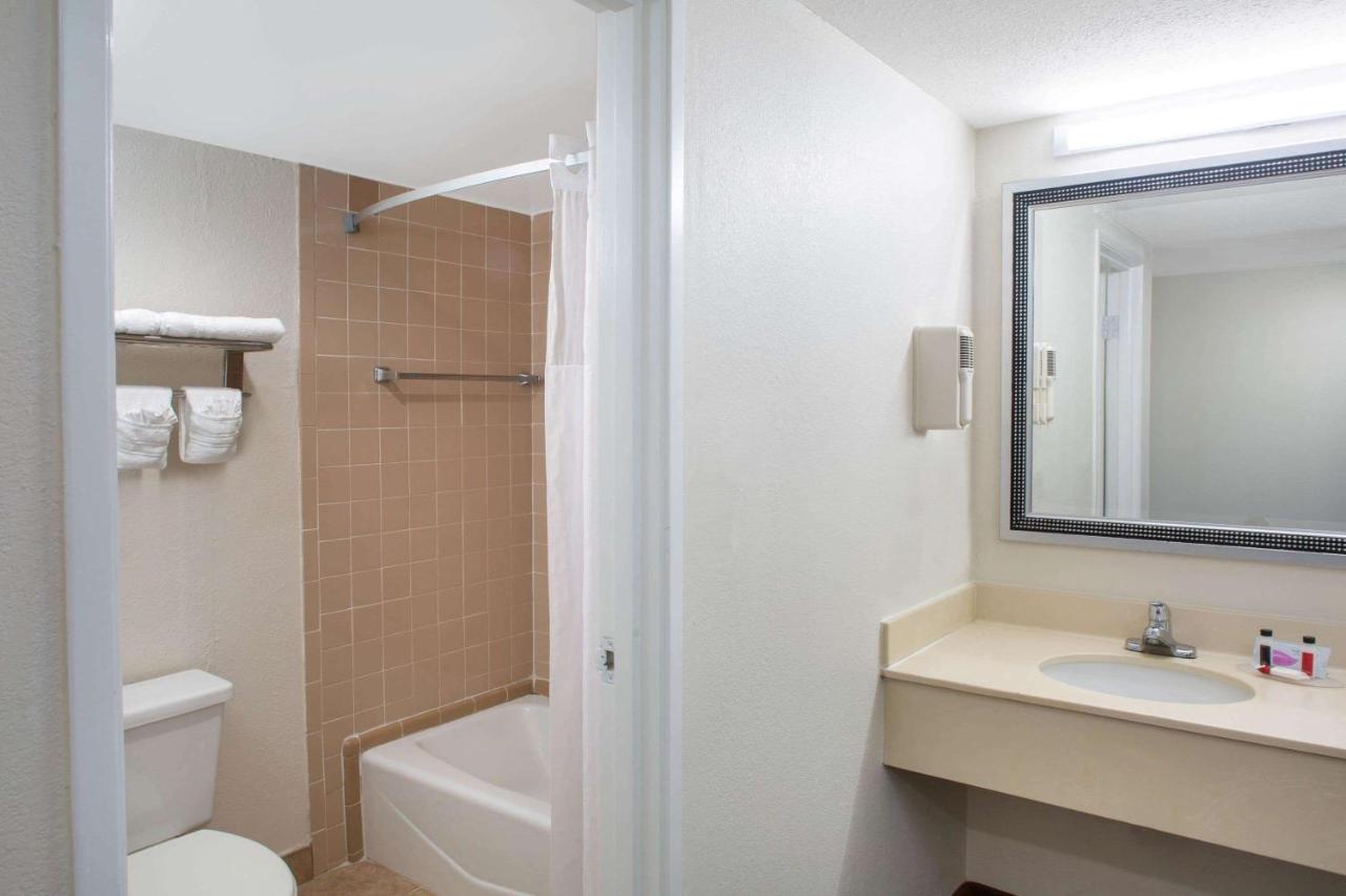 Deluxe Queen Suite - Non-Smoking at Days Inn & Suites by Wyndham Tallahassee Conf Center I-10