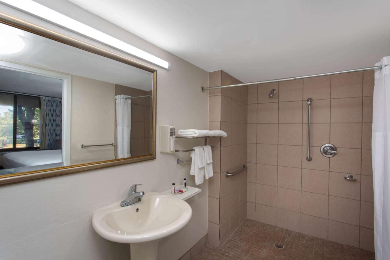 Deluxe King Room with Bath Tub - Mobility/Hearing Accessible - Non-Smoking at Days Inn & Suites by Wyndham Tallahassee Conf Center I-10