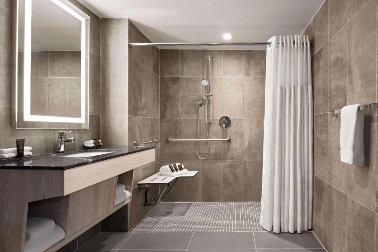 King Room with Roll-In Shower - Mobility/Hearing Accessible - Non-Smoking at Wingate by Wyndham New York Midtown South/5th Ave